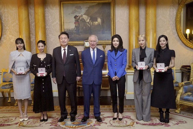 Keesokan harinya, BLACKPINK mendapat tanda kehormatan langsung dari Raja Charles III. Masing-masing menerima medali Anggota Kehormatan Kerajaan Inggris (MBE) atas peran mereka sebagai Duta COP26 PBB. Foto: AP/Victoria Jones
