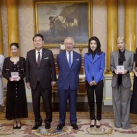 Keesokan harinya, BLACKPINK mendapat tanda kehormatan langsung dari Raja Charles III. Masing-masing menerima medali Anggota Kehormatan Kerajaan Inggris (MBE) atas peran mereka sebagai Duta COP26 PBB. Foto: AP/Victoria Jones
