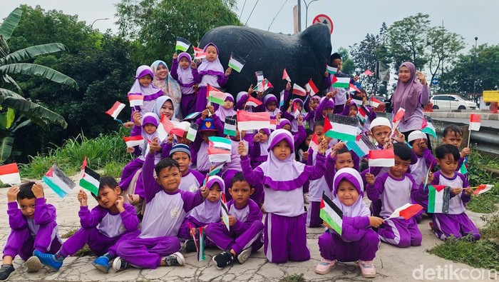 Bocah TK di Cimahi Dukung Palestina Lewat Gambar Bendera yang Diwarnai Sendiri