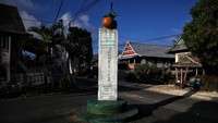 Desa yang dulu terkenal sebagai penghasil jeruk manis itu juga memiliki Monumen Patung Jeruk. Monumen itu berdiri di jalan utama desa.   