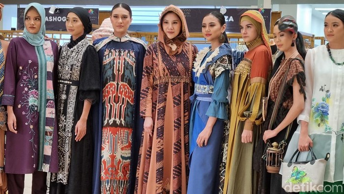 Ulfa Mumtaza, fashion designer, menunjukkan contoh rancangan busana yang menggunakan wastra Nusantara.
