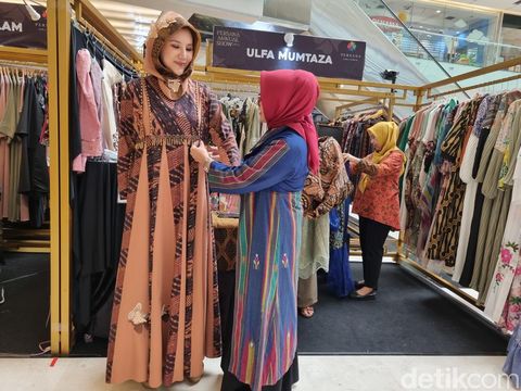 Ulfa Mumtaza, fashion designer, menunjukkan contoh rancangan busana yang menggunakan wastra Nusantara.