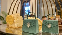 Berbentuk tas mungil dengan warna hijau memukau. Kue ini terdiri Orange Mousse, Orange Marmalade, dan Vanilla Sponge. Foto: detikcom