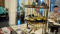 Kolaborasi ini digelar dalam rangka merayakan 75 tahun lahirnya koleksi BVLGARI Serpenti. Karenanya menu afternoon tea kali ini bertajuk Serpenti 75. Foto: detikcom