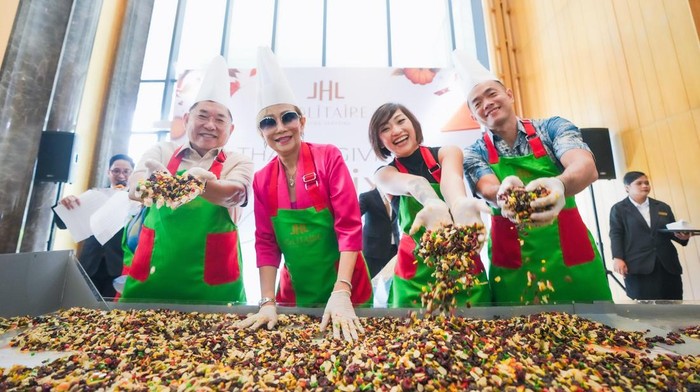 Cake mixing dari JHL Solitaire Gading Serpong