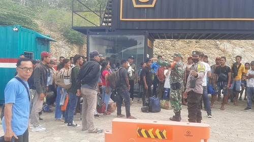 Puluhan calon tenaga kerja ilegal yang hendak dikirim ke Kalimantan digagalkan di pelabuhan multipurpose, Labuan Bajo, Manggarai Barat, Rabu (22/11/2023).