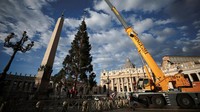 Sebuah crane didatangkan untuk memudahkan dekorasi pohon Natal.