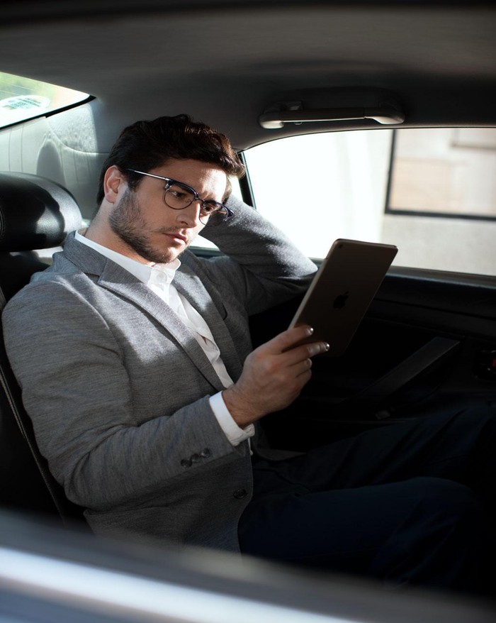 Lensa Kacamata Ilustro Jadi Pilihan untuk Kerja Nyaman dengan Gadget