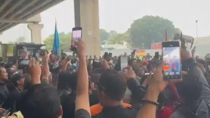 Demo buruh di Cikarang, Bekasi, membubarkan diri pada Kamis (23/11/2023) pukul 17.30 WIB.