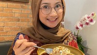 Makanan manis menjadi salah satu kudapan yang membuatnya selalu semangat untuk melahapnya. Termasuk pancake dengan siraman topping tiramisu yang legit. Foto: Instagram/desyratnasariterdepan