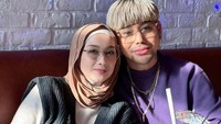 Desy Ratnasari ternyata juga berteman baik dengan Caren Delano. Keduanya memamerkan foto bersama saat hangout dan menyantap makanan-makanan enak. Foto: Instagram/desyratnasariterdepan