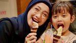 Desy Ratnasari Dijodohkan, Ini Momennya Makan Puding hingga Durian