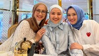 Disela-sela kesibukannya, Desy Ratnasari menyempatkan diri untuk hangout bersama teman-temannya. Sekadar minum teh hangat bersama, ketiganya berfoto bersama dan tampak saling memeluk satu sama lain. Foto: Instagram/desyratnasariterdepan