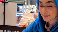 Dewan Perwakilan Rakyat dari Dapil Jawa Barat IV ini hobi kulineran. Salah satu hidangan yang paling disukainya adalah puding karamel yang lembut dan manis. Foto: Instagram/desyratnasariterdepan