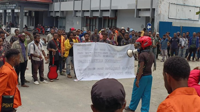 Sejumlah mahasiswa Universitas Cenderawasih (Uncen) Papua menggelar aksi penolakan kepada capres nomor urut 3 Ganjar Pranowo yang akan memberi kuliah umum. Terkait aksi itu, Tim Pemenangan Daerah (TPD) Ganjar-Mahfud Papua meminta pihak kampus untuk memberi klarifikasi.