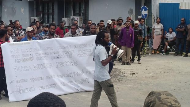 Sejumlah mahasiswa Universitas Cenderawasih (Uncen) Papua menggelar aksi penolakan kepada capres nomor urut 3 Ganjar Pranowo yang akan memberi kuliah umum. Terkait aksi itu, Tim Pemenangan Daerah (TPD) Ganjar-Mahfud Papua meminta pihak kampus untuk memberi klarifikasi.