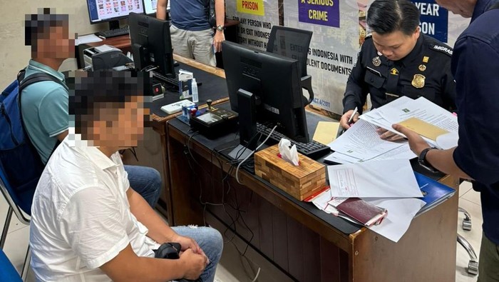 Dua warga negara (WN) China bernama Wang Ying dan He Cun Xin dideportasi melalui Bandara Internasional Ngurah Rai, Kamis (23/11/2023). (Humas Kantor Imigrasi Ngurah Rai)