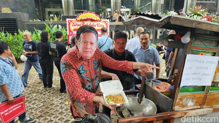 Eks pimpinan KPK cukur gundul depan KPK usai Firli Bahuri jadi tersangka