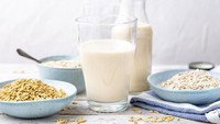 Minum 1 cup susu gandum (oat milk) juga berpotensi mengasup tubuh dengan cukup kalsium. Jumlahnya bisa 378 mg atau berarti memenuhi 29% kebutuhan kalsium harian. Foto: Getty Images/ollo