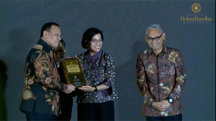 Firli Terima Penghargaan dari Sri Mulyani