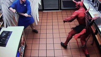 Perang antara malaikat dan iblis di dalam toko. Foto: Bored Panda