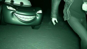 Kenapa Robert Pattinson dikejar mobil? Foto: Bored Panda