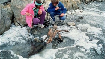 Pada tanggal 19 September 1991, di Pegunungan Alpen Ötztal, mumi alami seorang pria yang hidup antara tahun 3350 dan 3105 SM ditemukan. Menurut peneliti, Ötzi yang disebut juga Manusia Es terbunuh akibat adanya mata panah yang tertancap di bahu kirinya dan berbagai luka lainnya. Foto: Boredpanda