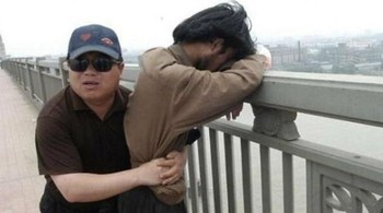 Selama dua dekade terakhir, Chen Si mendedikasikan akhir pekannya untuk berpatroli di jembatan Nanjing, yang membentang di atas Sungai Yangtze Tiongkok. Misinya adalah untuk mencegah individu bunuh diri dengan melompat ke perairan di bawah. Ia dikenal sebagai Malaikat Nanjing karena sejauh ini ia telah menyelamatkan lebih dari 400 orang. Foto: Boredpanda