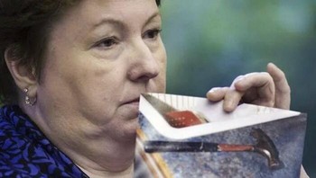 Pada tahun 2006, seorang pria menawarkan pembunuh bayaran $50.000 untuk melenyapkan istrinya, Susan Kuhnhausen, menggunakan palu dan menjadikannya sebagai perampokan yang gagal. Namun, ketika penyerang sewaan datang dan menyerangnya, Susan melawan, akhirnya mencekik dan membunuh pembunuh bayaran tersebut. Foto: Boredpanda