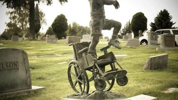 Lahir pada tanggal 23 September 1988, Matthew Robinson menghadapi tantangan yang signifikan sejak lahir, menjadi buta dan lumpuh dari leher ke bawah karena kekurangan oksigen. Meskipun prognosis dokter hanya beberapa jam saja, Matthew menantang ekspektasi dan hidup 10 setengah tahun yang luar biasa. Ketika Matthew meninggal pada tahun 1999, ayahnya memutuskan bahwa batu nisannya harus menggambarkan Matthew dalam wujud aslinya dan melambangkan harapan, bukan kesedihan. Foto: Boredpanda