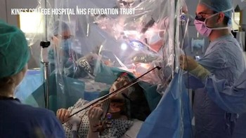 Selama prosedur medis pada tahun 2020, Dagmar Turner memainkan biolanya sementara ahli bedah mengoperasi untuk mengangkat tumor dari lobus frontal kanan otaknya. Tindakan unik ini bertujuan untuk membantu ahli bedah menghindari kerusakan pada wilayah otak yang bertanggung jawab atas koordinasi dan gerakan tangan halus, yang penting untuk kemampuan musiknya. Syukurlah, operasinya berhasil. Foto: Boredpanda