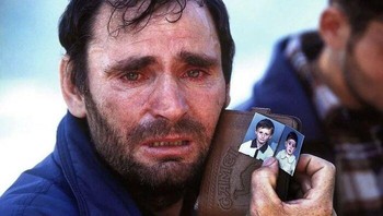Foto tahun 1999, diambil di tengah Perang Kosovo, adalah sepatu Mustafa Xaja, seorang pria Albania yang kehilangan kedua anaknya dan berusaha mati-matian untuk menemukan mereka. Beberapa saat kemudian, jurnalis Newsweek yang mengambil foto tersebut, kembali ke Kosovo dan melakukan perjalanan ke Mitrovica, kampung halaman Mustafa. Reporter tersebut menemukan Mustafa dan menanyakan tentang keluarganya. Yang mengherankan, Mustafa membenarkan istri dan anak-anaknya masih hidup dan mereka bersatu kembali. Foto: Boredpanda