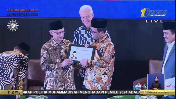 Pasangan nomor urut 3 Ganjar Pranowo dan Mahfud Md diangkat menjadi anggota kehormatan Muhammadiyah setelah menghadiri acara Dialog Terbuka Muhammadiyah Bersama Calon Pemimpin Bangsa. Pengangkatan anggota kehormatan itu disematkan langsung oleh Ketum PP Muhammadiyah Haedar Nashir.