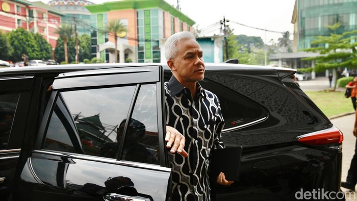 Ganjar-Mahfud Hadiri Dialog Terbuka di Universitas Muhammadiyah Jakarta Pasangan nomor urut 3 Ganjar Pranowo dan Mahfud Md menghadiri acara Dialog Terbuka Muhammadiyah Bersama Calon Pemimpin Bangsa. Acara digelar di Gedung Cendekia, Universitas Muhammadiyah Jakarta, Kamis (23/11/2023).