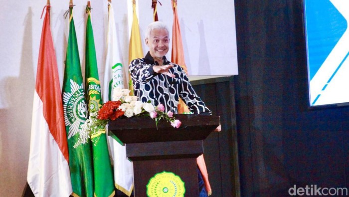 Ganjar Pranowo-Mahfud Md menghadiri dialog terbuka Muhammadiyah di Universitas Muhammadiyah Jakarta, Kamis (23/11/2023). Mereka memaparkan visi-misinya sebagai capres dan cawapres.