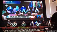 Ganjar juga berbicara terkait korupsi yang masih ada di Indonesia. Ganjar mengatakan korupsi perlu untuk dihilangkan sebab menjadi penyakit.  