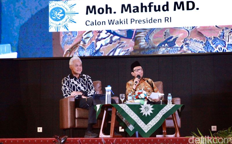 Ganjar Pranowo-Mahfud Md menghadiri dialog terbuka Muhammadiyah di Universitas Muhammadiyah Jakarta, Kamis (23/11/2023). Mereka memaparkan visi-misinya sebagai capres dan cawapres.