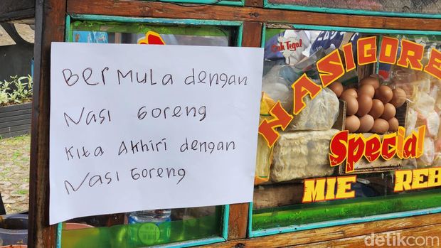 gerobak nasi goreng di gedung KPK (Adrial/detikcom)