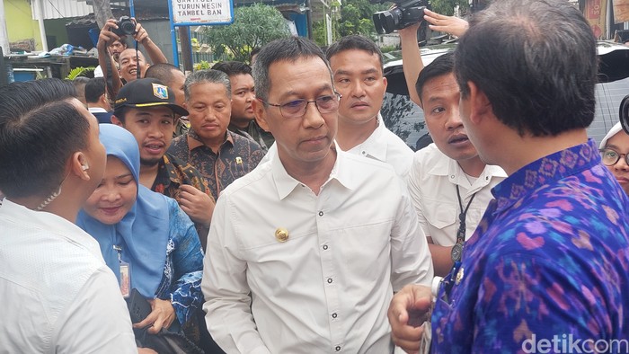 Heru Budi tinjau rumah tak layak huni yang akan dibedah di Johar Baru, Jakarta Pusat.