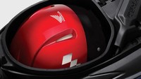 Kabar baiknya, pabrikan telah membekalinya dengan bagasi yang super lega. Bahkan, bisa dipakai untuk menyimpan helm dan barang-barang bawaan lain. Foto: Doc. Honda