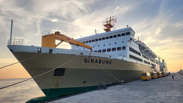 Ini Kapal Laut Atau Hotel? KM. Sinabung disiapkan sebagai akomodasi/hotel terapung untuk mendukung Sail Teluk Cendrawasih 2023. Begini potret kapal KM. Sinabung.