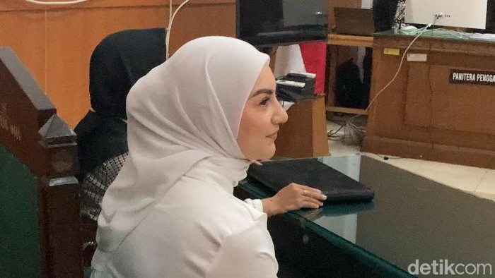 Irish Bella saat mengahadiri sidang cerai dengan Ammar Zoni.