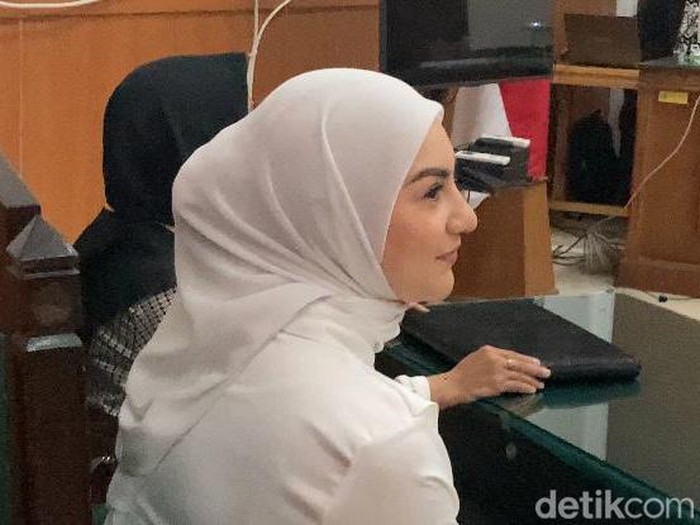 Irish Bella saat mengahadiri sidang cerai dengan Ammar Zoni.