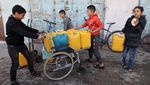 Potret Anak-anak Antre Air Bersih di Gaza