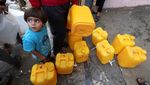 Potret Anak-anak Antre Air Bersih di Gaza
