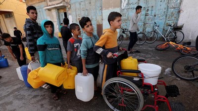 Potret Anak-anak Antre Air Bersih di Gaza