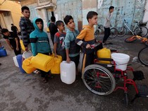 Potret Anak-anak Antre Air Bersih di Gaza