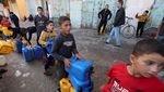Potret Anak-anak Antre Air Bersih di Gaza