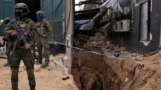 Israeli soldiers stand near the opening to a tunnel at Al Shifa Hospital compound in Gaza City, amid the ongoing ground operation of the Israeli army against Palestinian Islamist group Hamas, in the Gaza Strip, November 22, 2023. REUTERS/Ronen Zvulun  EDITOR'S NOTE: REUTERS PHOTOGRAPHS WERE REVIEWED BY THE IDF AS PART OF THE CONDITIONS OF THE EMBED. NO PHOTOS WERE REMOVED.     TPX IMAGES OF THE DAY