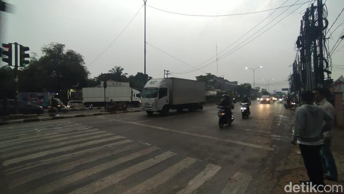 Jalan Cibitung arah Cikarang macet imbas demo buruh.